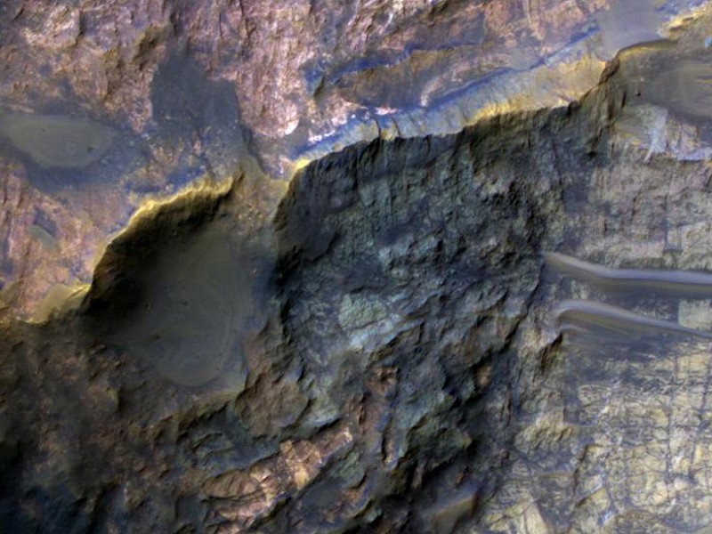 blotlagt carboneret klippe i et krater i Hesperia Planum