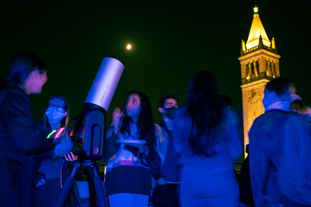 Students using Unistellar's eVscope - Image by Neil Freese