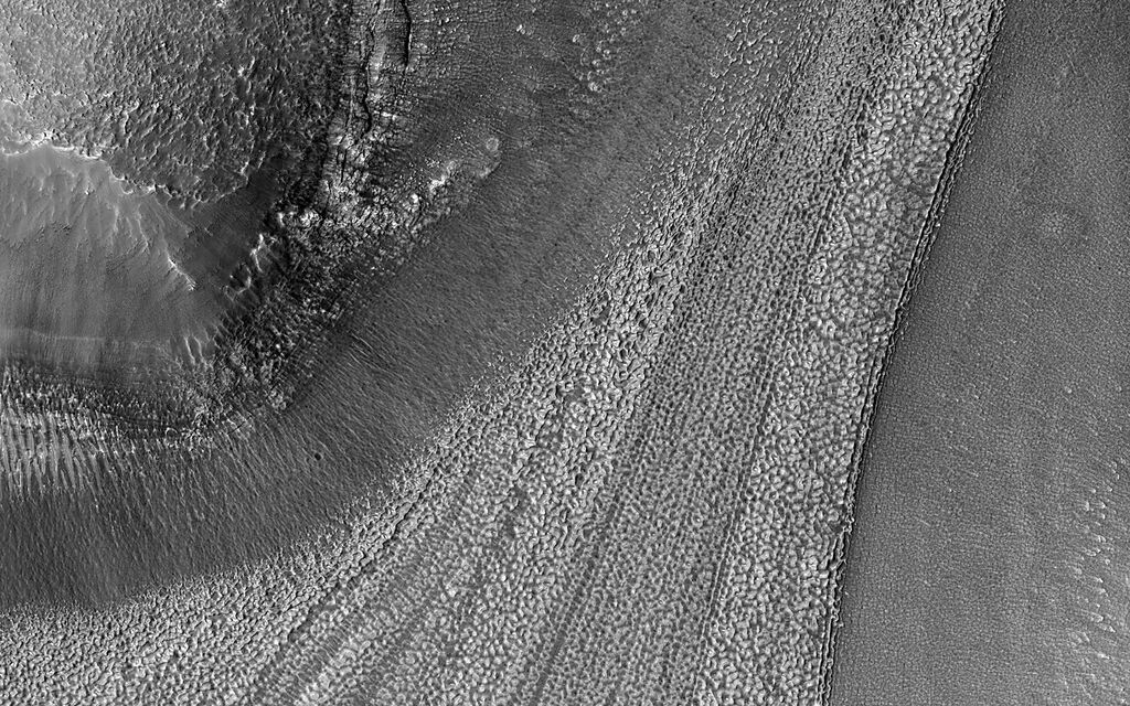 gray scale of the lines from ice flows on Mars