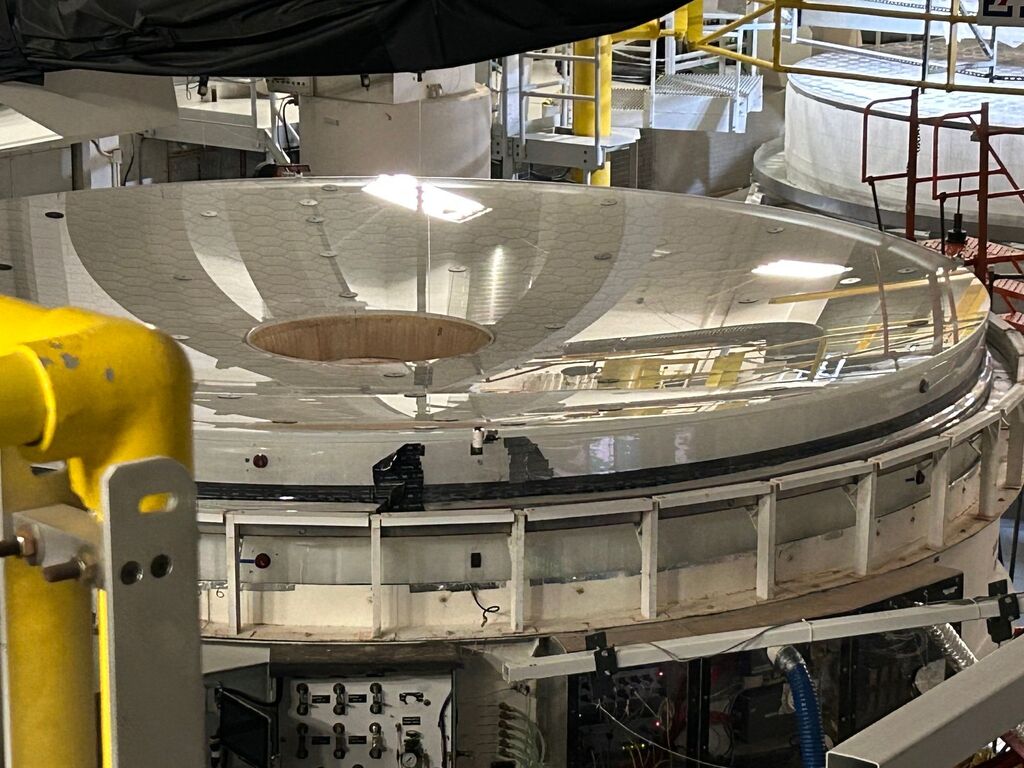 image of the giant circular mirror in a lab