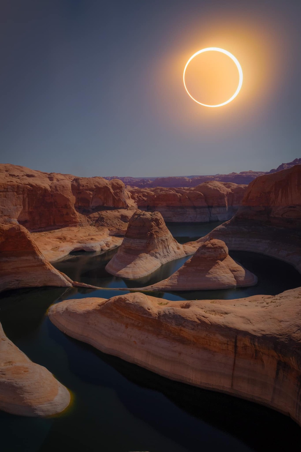 imagem composta tirada em Reflection Canyon, em Utah, mostrando o eclipse