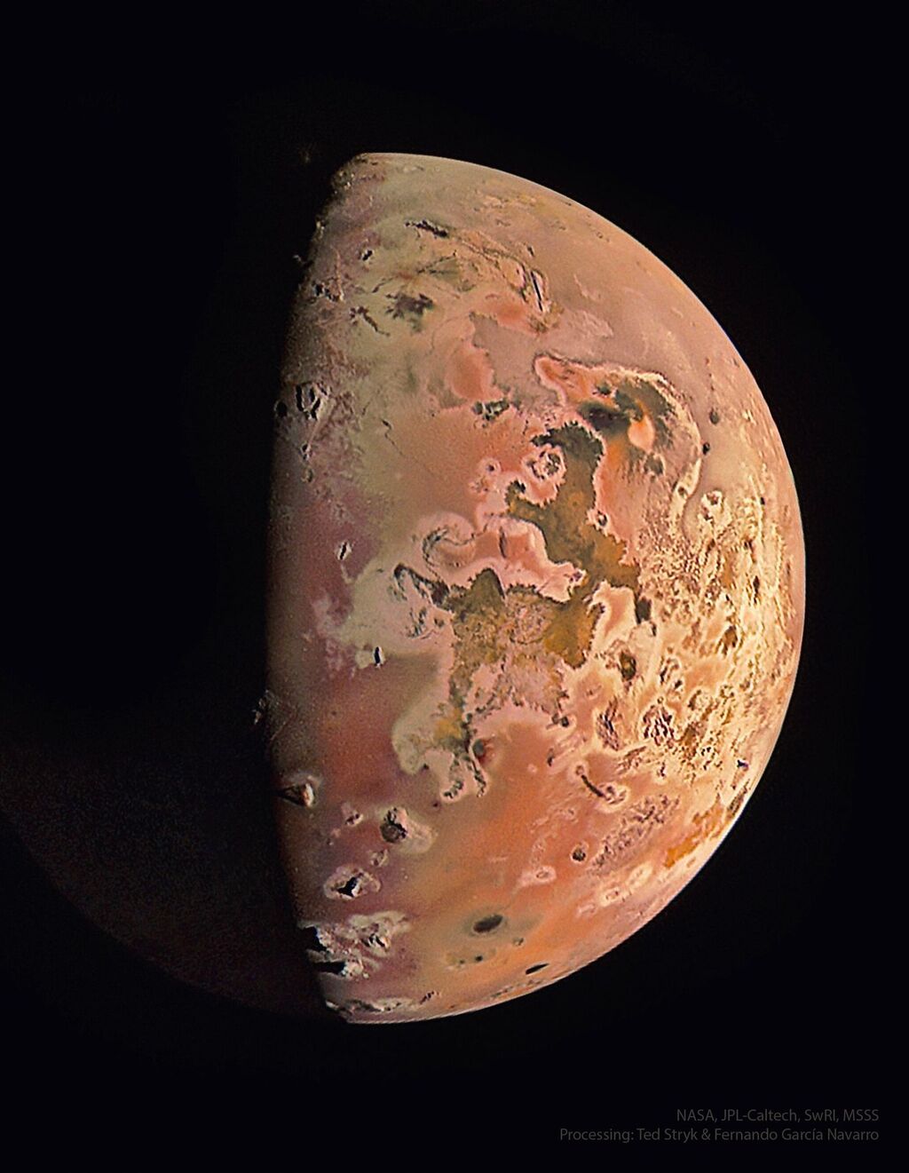 Superfície marmorizada laranja da lua Io contra o fundo preto do espaço