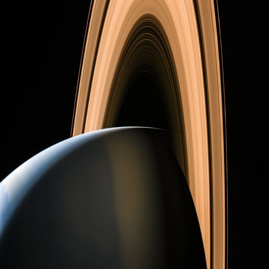 infrared view of Saturn and its glowing rings