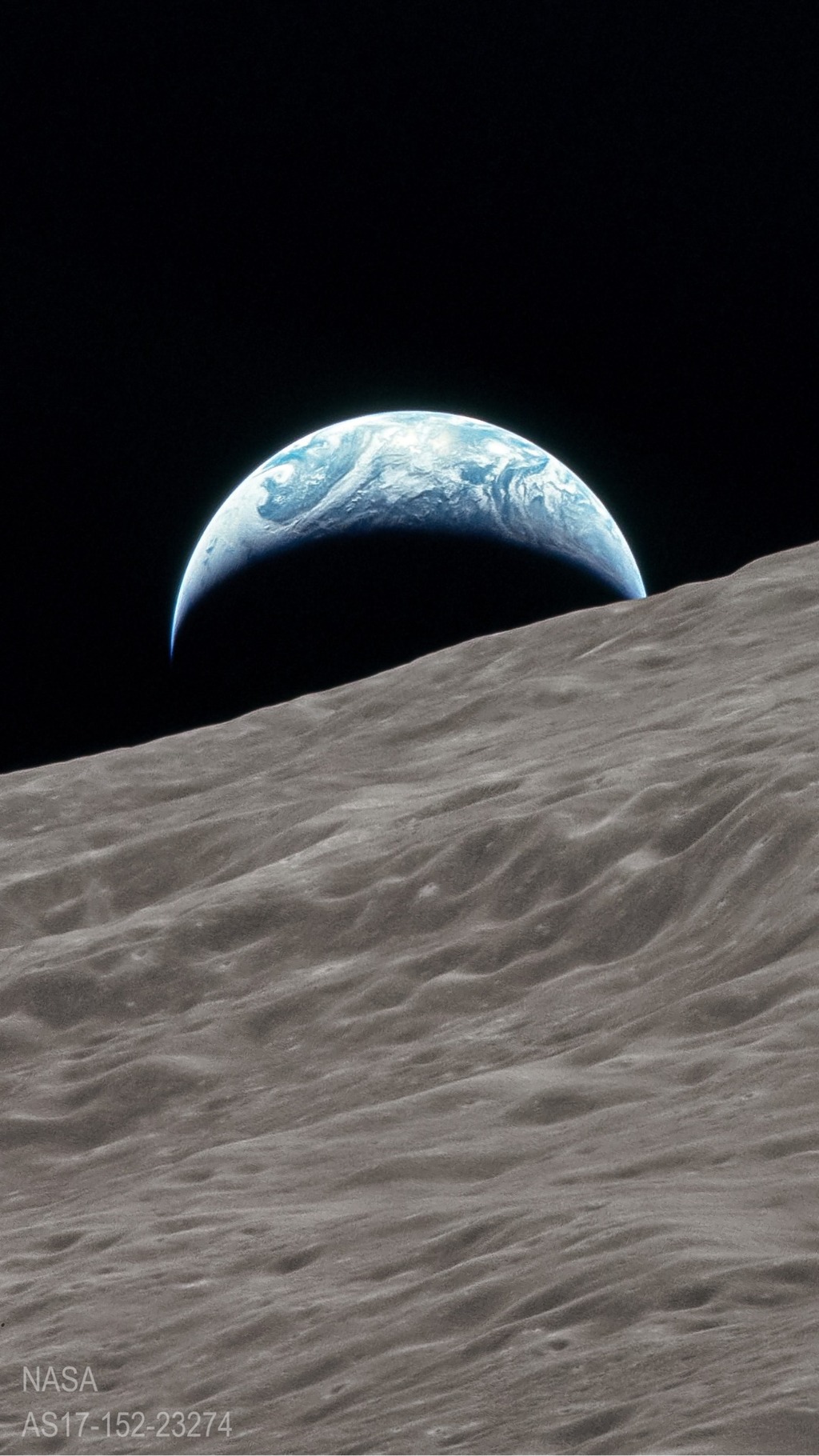 The Earth on the horizon of the Moon