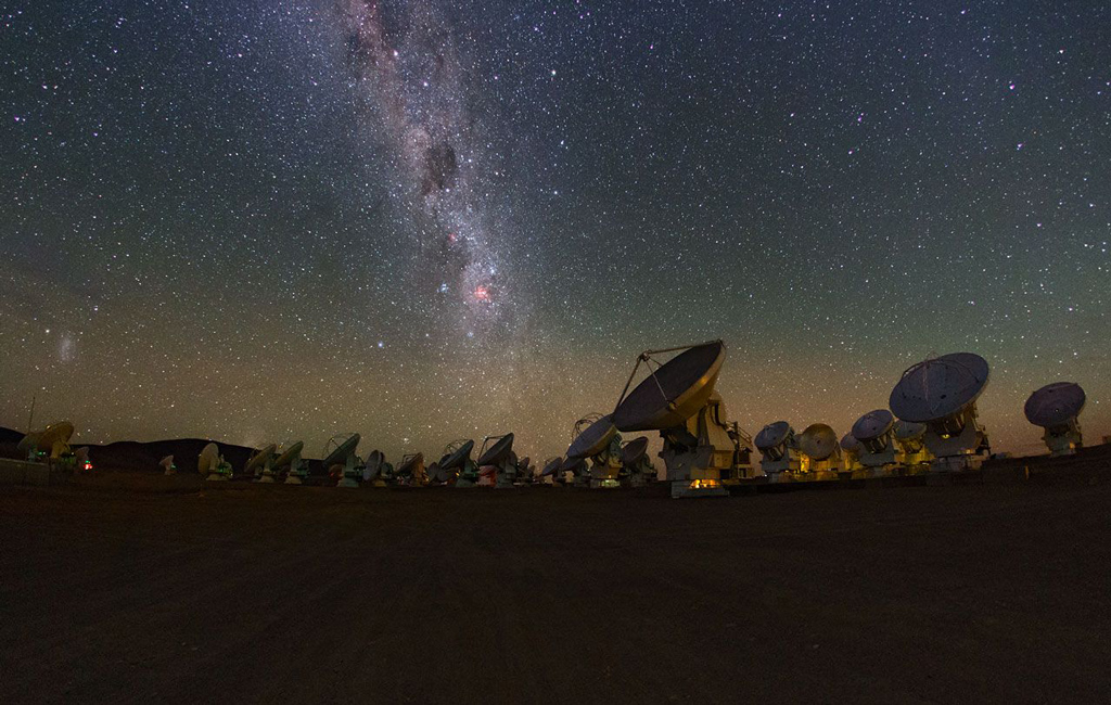 Night image of ALMA featuring the bright milky way in the distance