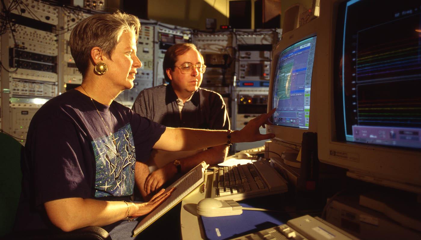 Peter Backus and Jill Tarter observing at the Parkes radio telescope